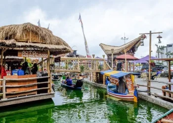 Floating Market of Museum Angkut, salah satu spot foto estetik dengan tiket masuk gratis di Kota Batu. (Foto: Pinterest/ @Enos Maukary)