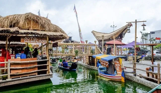 Floating Market of Museum Angkut, salah satu spot foto estetik dengan tiket masuk gratis di Kota Batu. (Foto: Pinterest/ @Enos Maukary)