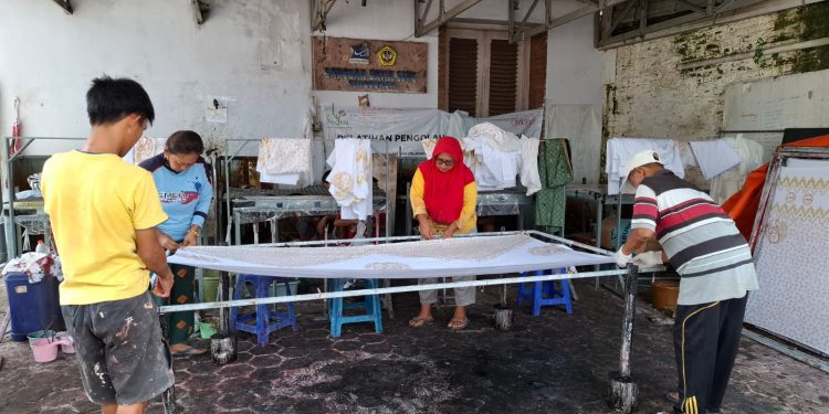 Proses pembuatan batik di Batik Seng. Foto: Aisyah Nawangsari Putri