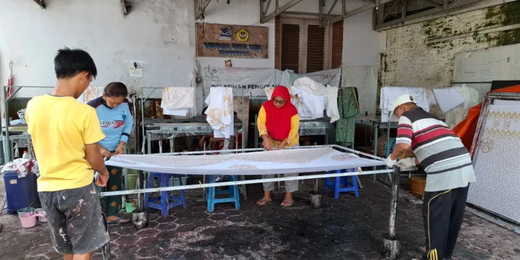 Proses pembuatan batik di Batik Seng. Foto: Aisyah Nawangsari Putri