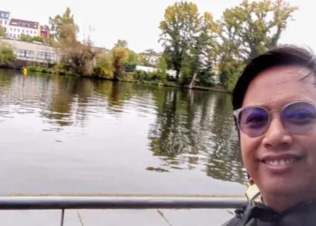 Didit Saleh berfoto dengan background bekas Tembok Berlin. Foto/dok. Didit