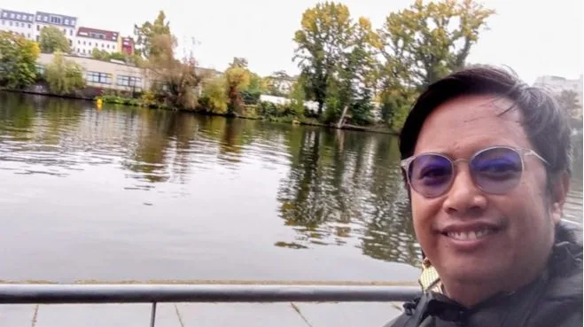 Didit Saleh berfoto dengan background bekas Tembok Berlin. Foto/dok. Didit