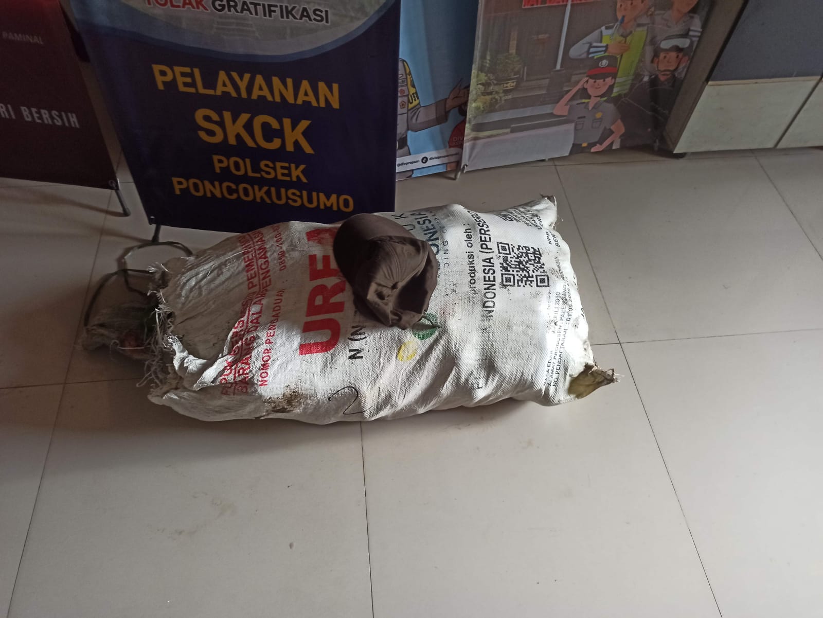 Barang bukti jeruk dalam karung yang berhasil diamankan polisi. Foto: Polres Malang