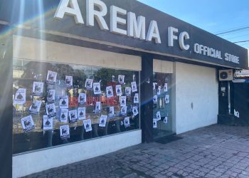 Poster kritikan dan kekecewaan tertempel di Kantor Arema FC usai dibantai Persebaya 0-4. (Foto/M Sholeh)