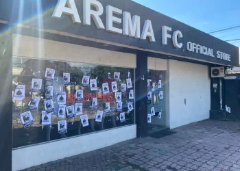 Poster kritikan dan kekecewaan tertempel di Kantor Arema FC usai dibantai Persebaya 0-4. (Foto/M Sholeh)