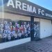 Poster kritikan dan kekecewaan tertempel di Kantor Arema FC usai dibantai Persebaya 0-4. (Foto/M Sholeh)