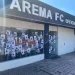 Poster kritikan dan kekecewaan tertempel di Kantor Arema FC usai dibantai Persebaya 0-4. (Foto/M Sholeh)