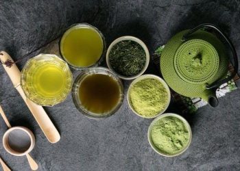 Ilustrasi perbedaan bentuk bubuk matcha dan grean tea, serta hasil keduanya yang telah di seduh (Foto: Pinterest @Angela Angeles)