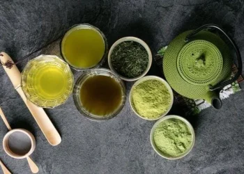 Ilustrasi perbedaan bentuk bubuk matcha dan grean tea, serta hasil keduanya yang telah di seduh (Foto: Pinterest @Angela Angeles)