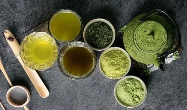 Ilustrasi perbedaan bentuk bubuk matcha dan grean tea, serta hasil keduanya yang telah di seduh (Foto: Pinterest @Angela Angeles)