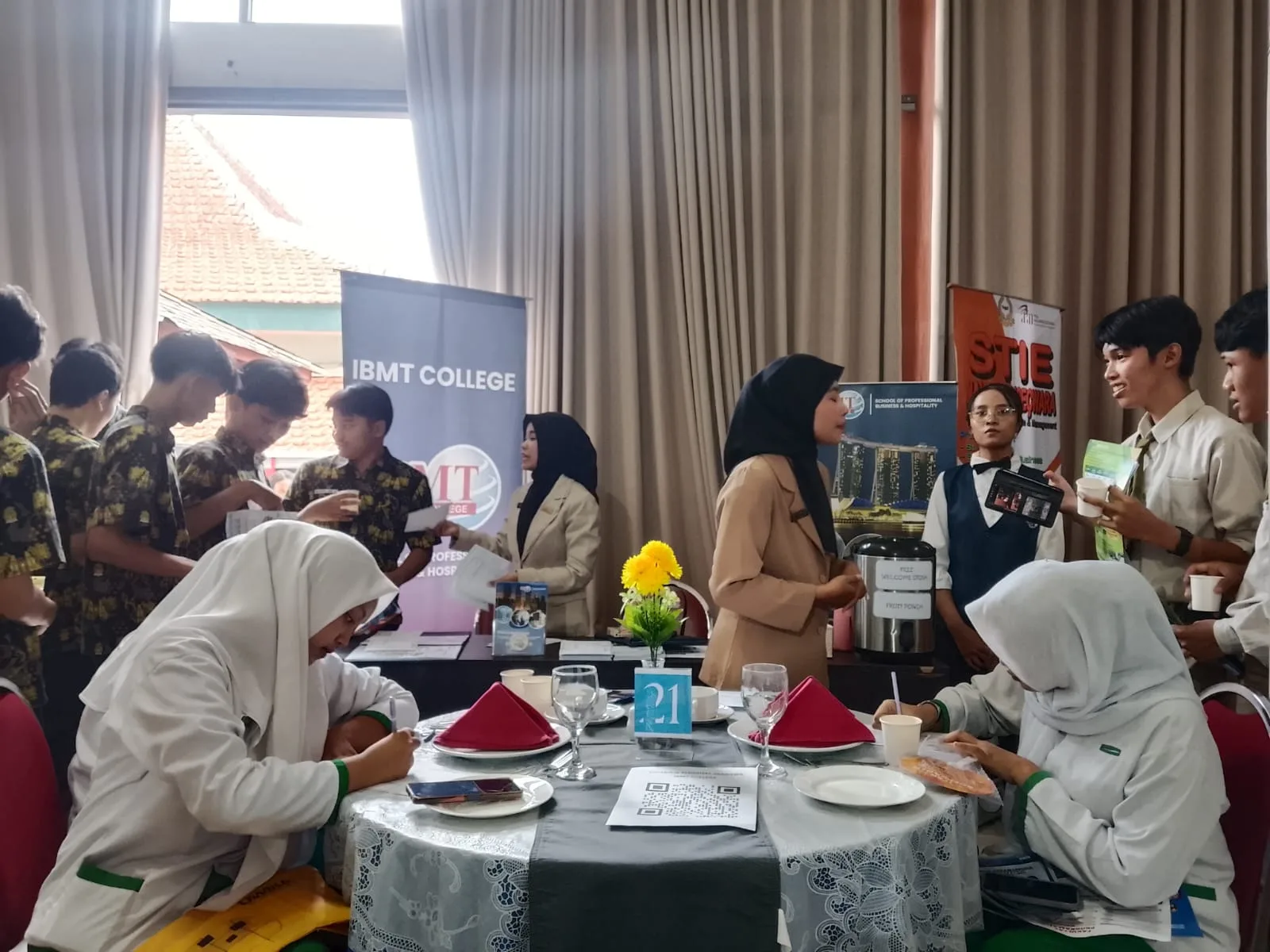 Animo pelajar dalam acara Edu Fair di SMKN 2 Malang. (Foto/M Sholeh)