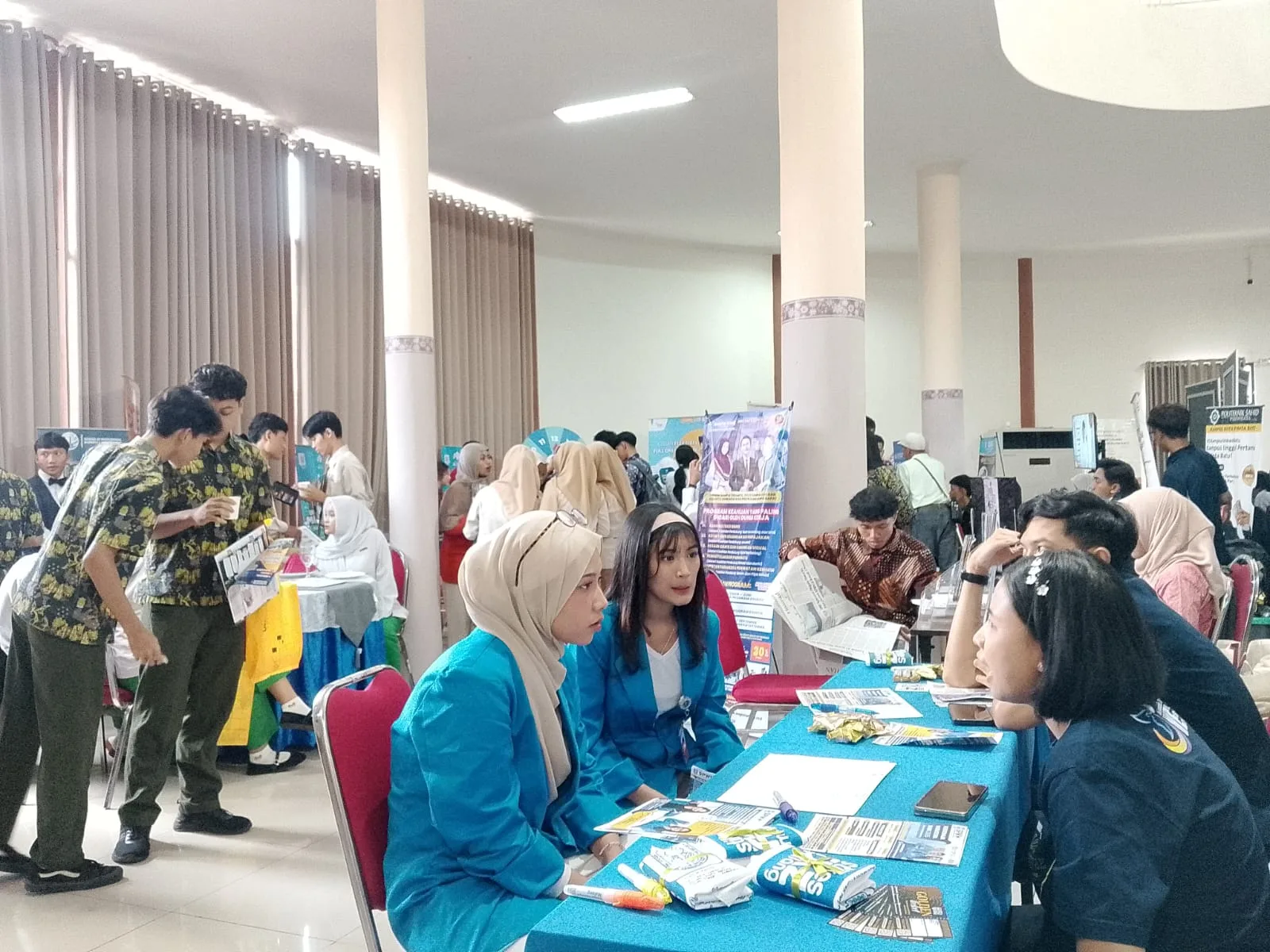 Animo pelajar dalam acara Edu Fair di SMKN 2 Malang. (Foto/M Sholeh)