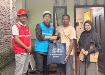 Petugas PLN UP3 Malang-ULP Lawang mendatangi warga untuk merealisasikan program Light Up The Dream. Foto/dok PLN