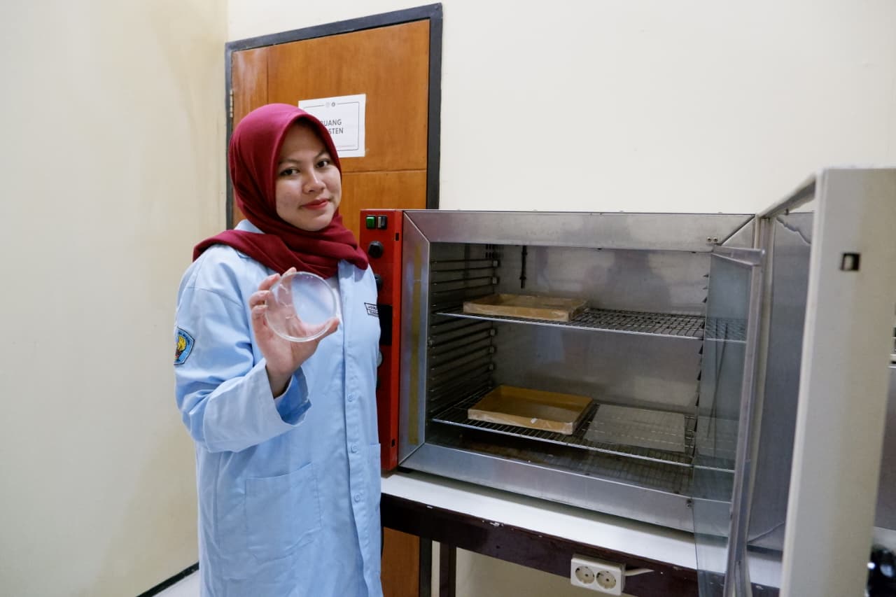 Trustha Aurora Firdauza, lulusan terbaik Teknik Kimia ITN Malang. Foto/dok ITN Malang
