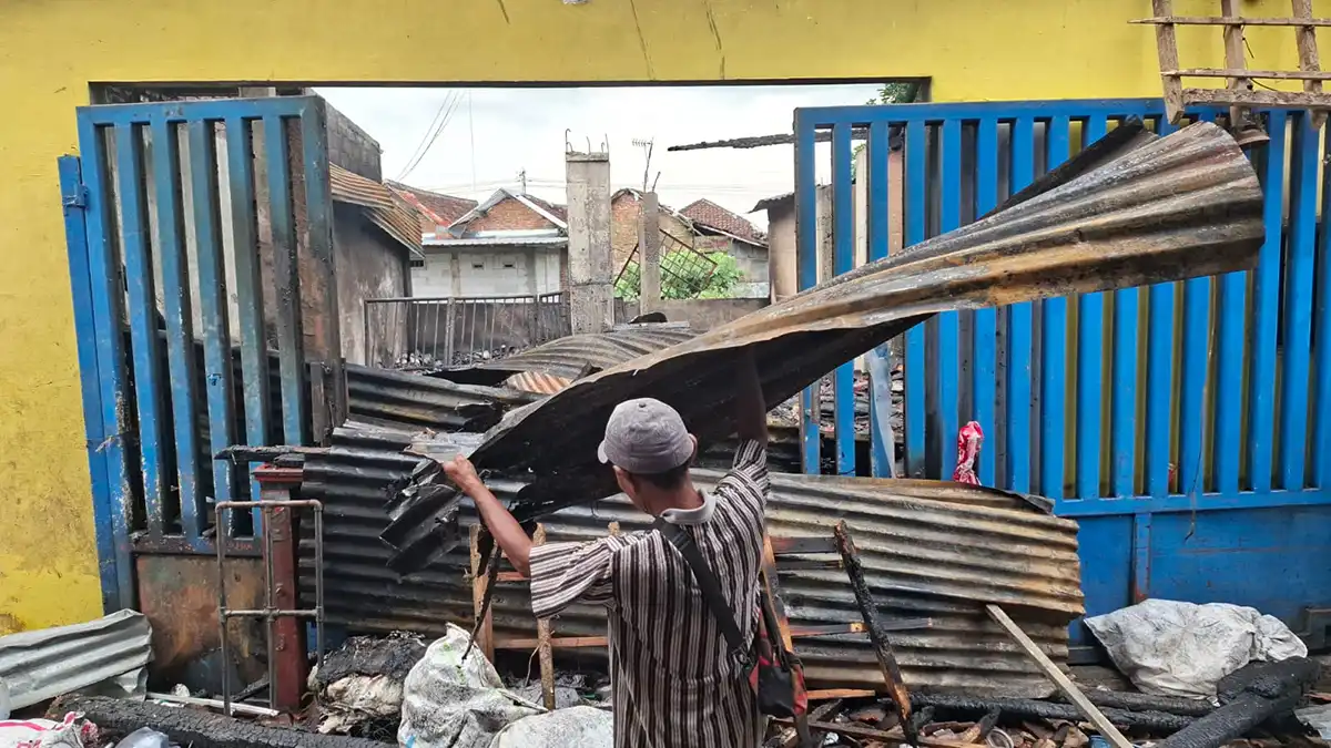 rumah dan gudang terbakar