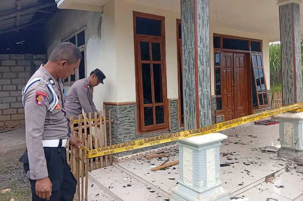 pasang garis polisi