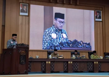 Juru bicara PDI Perjuangan DPRD Kabupaten Malang, Redam Guruh Krismantara saat membacakan pandangan umum di dapat paripurna. Foto: Aisyah Nawangsari Putri