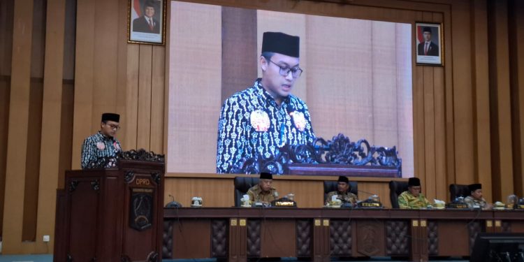 Juru bicara PDI Perjuangan DPRD Kabupaten Malang, Redam Guruh Krismantara saat membacakan pandangan umum di dapat paripurna. Foto: Aisyah Nawangsari Putri