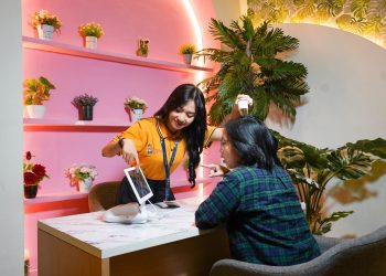 Pengunjung saat mencoba fasilitas Skin Analyzer di di Museum Tubuh Jatim Park 1. Foto: Dok. Jatim Park