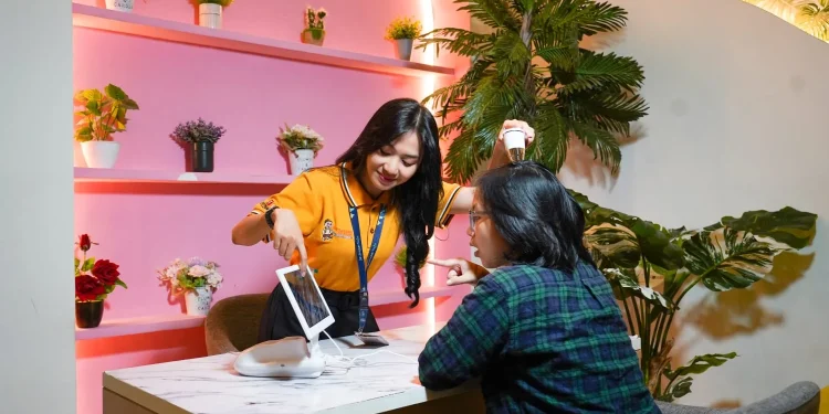 Pengunjung saat mencoba fasilitas Skin Analyzer di di Museum Tubuh Jatim Park 1. Foto: Dok. Jatim Park