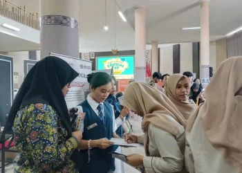 Animo pelajar dalam acara Edu Fair di SMKN 2 Malang. (Foto/M Sholeh)