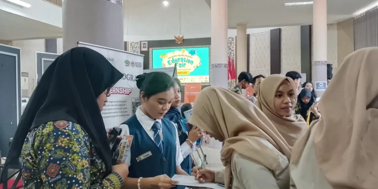 Animo pelajar dalam acara Edu Fair di SMKN 2 Malang. (Foto/M Sholeh)