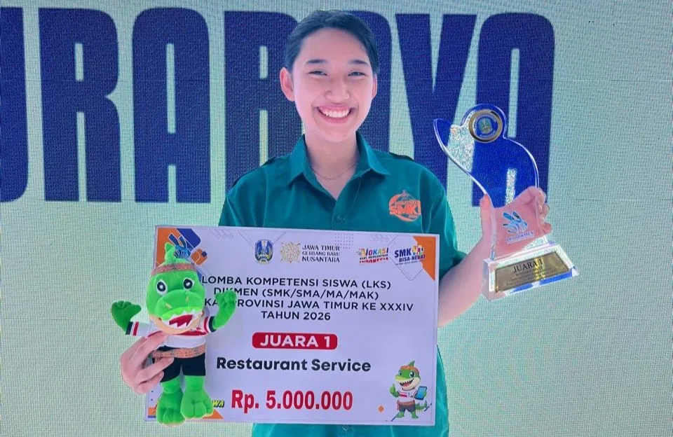 Siswa SMKN 2 Malang, Alessa Avaretta sukses menyabet penghargaan Juara 1 Restaurant Service di ajang LKS Dikmen XXXIV. /Foto: Dok.SMKN 2 Malang.