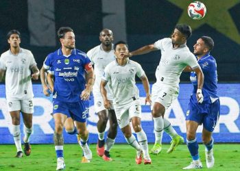 Duel panas Persib Bandung vs Arema FC berakhir dengan skor imbang 0-0 di GBLA pada Jumat (24/4/2026) malam. /Foto: Instagram @aremafcofficial.
