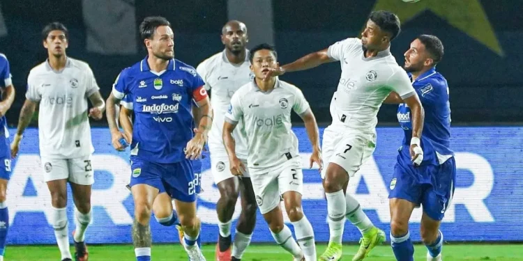 Duel panas Persib Bandung vs Arema FC berakhir dengan skor imbang 0-0 di GBLA pada Jumat (24/4/2026) malam. /Foto: Instagram @aremafcofficial.