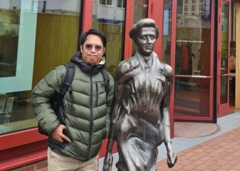 Didit Saleh berfoto bersama patung Rosa Luxemburg. Foto/dok. Didit Saleh