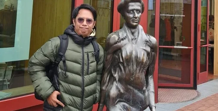 Didit Saleh berfoto bersama patung Rosa Luxemburg. Foto/dok. Didit Saleh