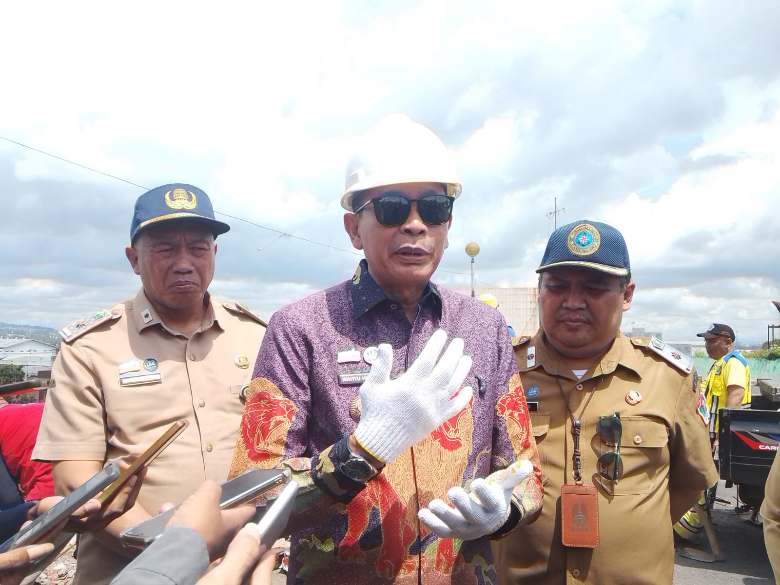 Wali Kota Malang, Wahyu Hidayat saat melakukan penanganan retakan pagar Pasar Besar. (Foto/M Sholeh)