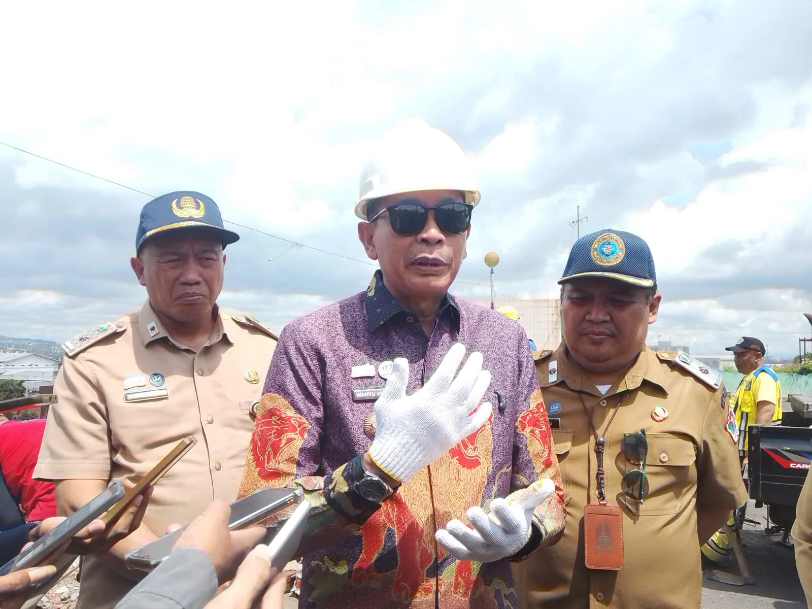 Wali Kota Malang, Wahyu Hidayat saat melakukan penanganan retakan pagar Pasar Besar. (Foto/M Sholeh)
