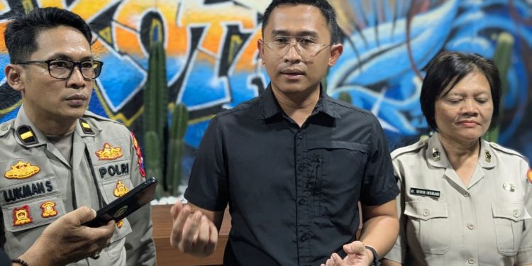 Kasat Reskrim Polresta Malang Kota, AKP Rahmad Aji Prabowo didampingi Kasie Dokkes dan Kasi Humas memberikan penjelasan soal penghentian perkara Yai Mim. (Foto/dok. Humas Polresta Malang Kota)