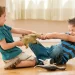 Ilustrasi anak-anak yang berebut mainan. (Foto: Pinterest)