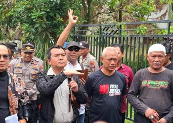 Dur (dua dari kanan) didampingi kuasa hukumnya, Muhammad Sholeh (dua dari kiri). Foto: Aisyah Nawangsari Putri