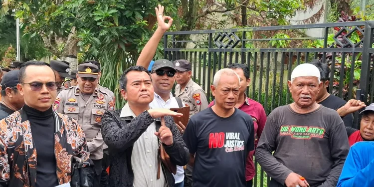 Dur (dua dari kanan) didampingi kuasa hukumnya, Muhammad Sholeh (dua dari kiri). Foto: Aisyah Nawangsari Putri
