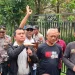 Dur (dua dari kanan) didampingi kuasa hukumnya, Muhammad Sholeh (dua dari kiri). Foto: Aisyah Nawangsari Putri
