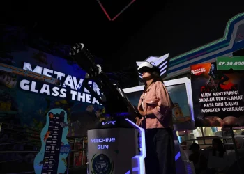 Keseruan bermain VR Shooting lawan zombie di Virtual Immersive Park Jatim Park 2. Foto: Dok