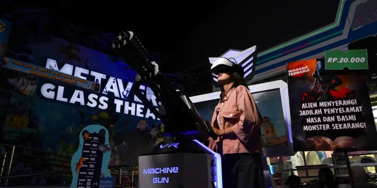 Keseruan bermain VR Shooting lawan zombie di Virtual Immersive Park Jatim Park 2. Foto: Dok