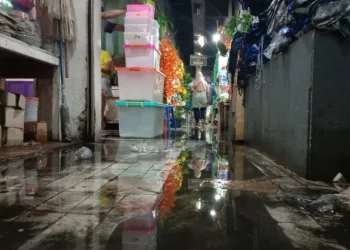Kondisi Pasar Besar Kota Malang saat digenangi air usai diguyur hujan. (Foto/M Sholeh)