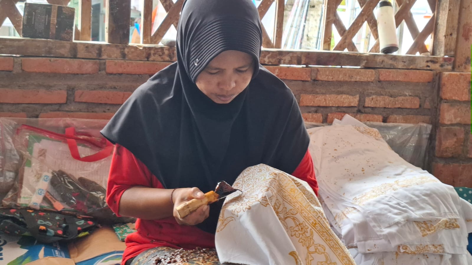 Salah seorang perajin Batik Seng. Foto: Aisyah Nawangsari Putri