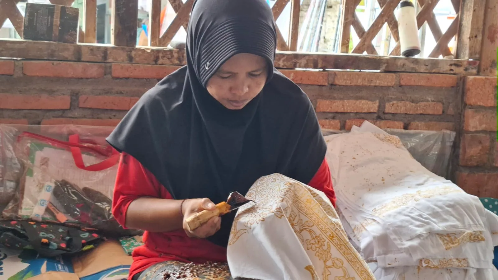 Salah seorang perajin Batik Seng. Foto: Aisyah Nawangsari Putri