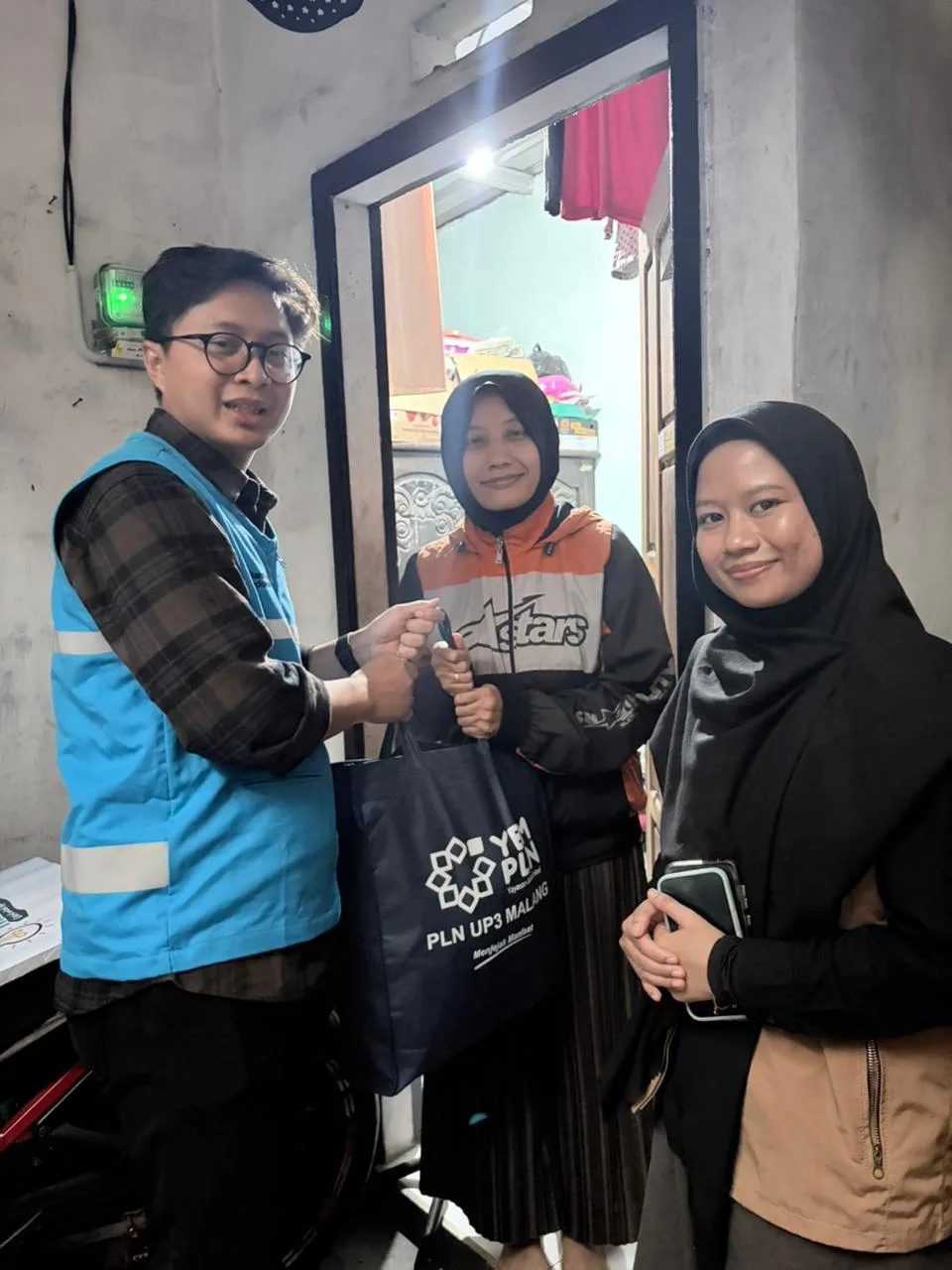 Petugas PLN UP3 Malang-ULP Lawang mendatangi warga untuk merealisasikan program Light Up The Dream. Foto/dok PLN