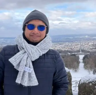 Didit Saleh berfoto dengan latar belakang Kota Kessel Jerman. Foto/Didit Saleh