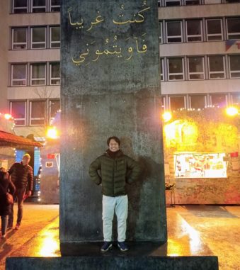 Ini adalah Das Fremdlinge und Flüchtlinge Monument, Monumen Orang Asing dan Pengungsi, karya seniman Nigeria-Amerika Olu Oguibe. Foto/Didit Saleh