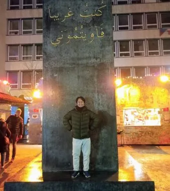 Ini adalah Das Fremdlinge und Flüchtlinge Monument, Monumen Orang Asing dan Pengungsi, karya seniman Nigeria-Amerika Olu Oguibe. Foto/Didit Saleh