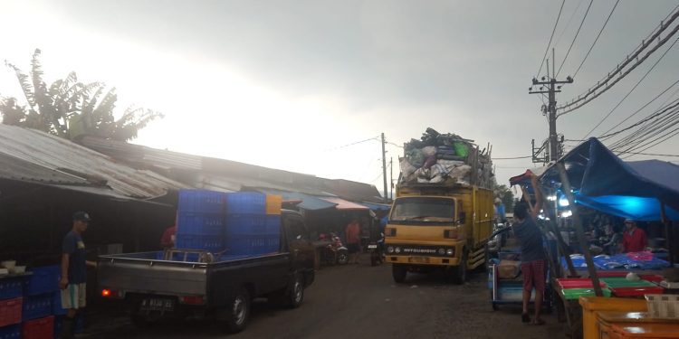 Pedagang masih berjualan di tepi jalan meski proses relokasi Pasar Gadang Kota Malang telah dijadwalan. (Foto/M Sholeh)
