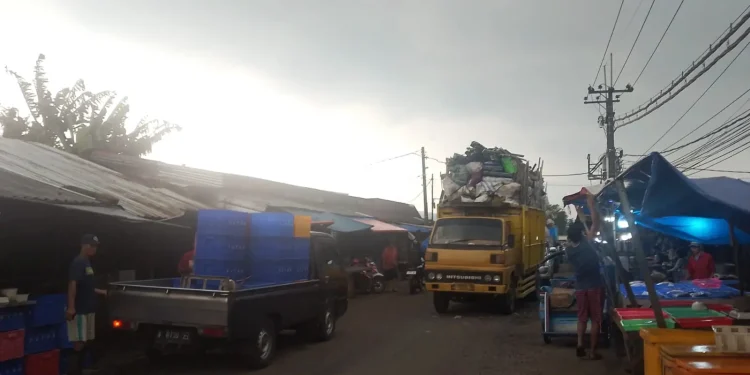 Pedagang masih berjualan di tepi jalan meski proses relokasi Pasar Gadang Kota Malang telah dijadwalan. (Foto/M Sholeh)