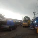 Pedagang masih berjualan di tepi jalan meski proses relokasi Pasar Gadang Kota Malang telah dijadwalan. (Foto/M Sholeh)
